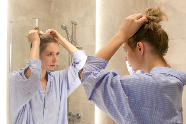 Rutina de noche para el cabello: paso a paso y según tu tipo de pelo