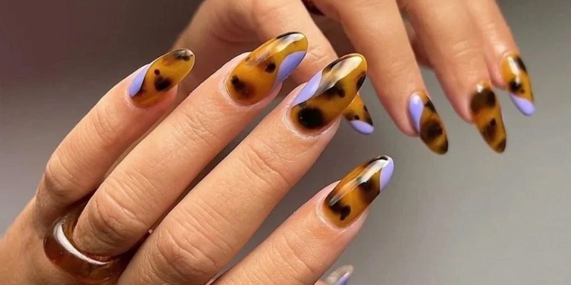 Las uñas efecto carey son una tendencia elegante e ideal para esta temporada.