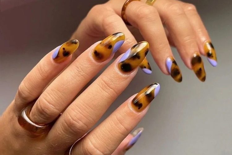 Las uñas efecto carey son una tendencia elegante e ideal para esta temporada.