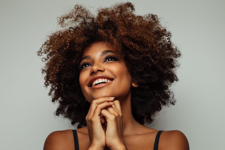 Mejores 7 opciones de corte de pelo para método curly